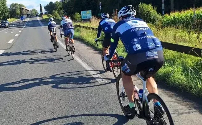 Groupe de cyclistes du club roulant en file sur une route de l'Anjou